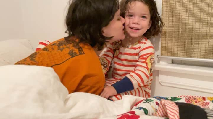 ソーコのインスタグラム：「❣️Mommy life !❣️ We love making up songs at night. Most times they’re about poopoo and poopy monsters, but sometimes they’re THIS AMOUNT OF PRECIOUS and cute and awwwwww ! 🥰🥰🥰 Bedtime ritual captured by @miriam_marlene  Favorite E.T. bedsheets and pjs by @mini_rodini」