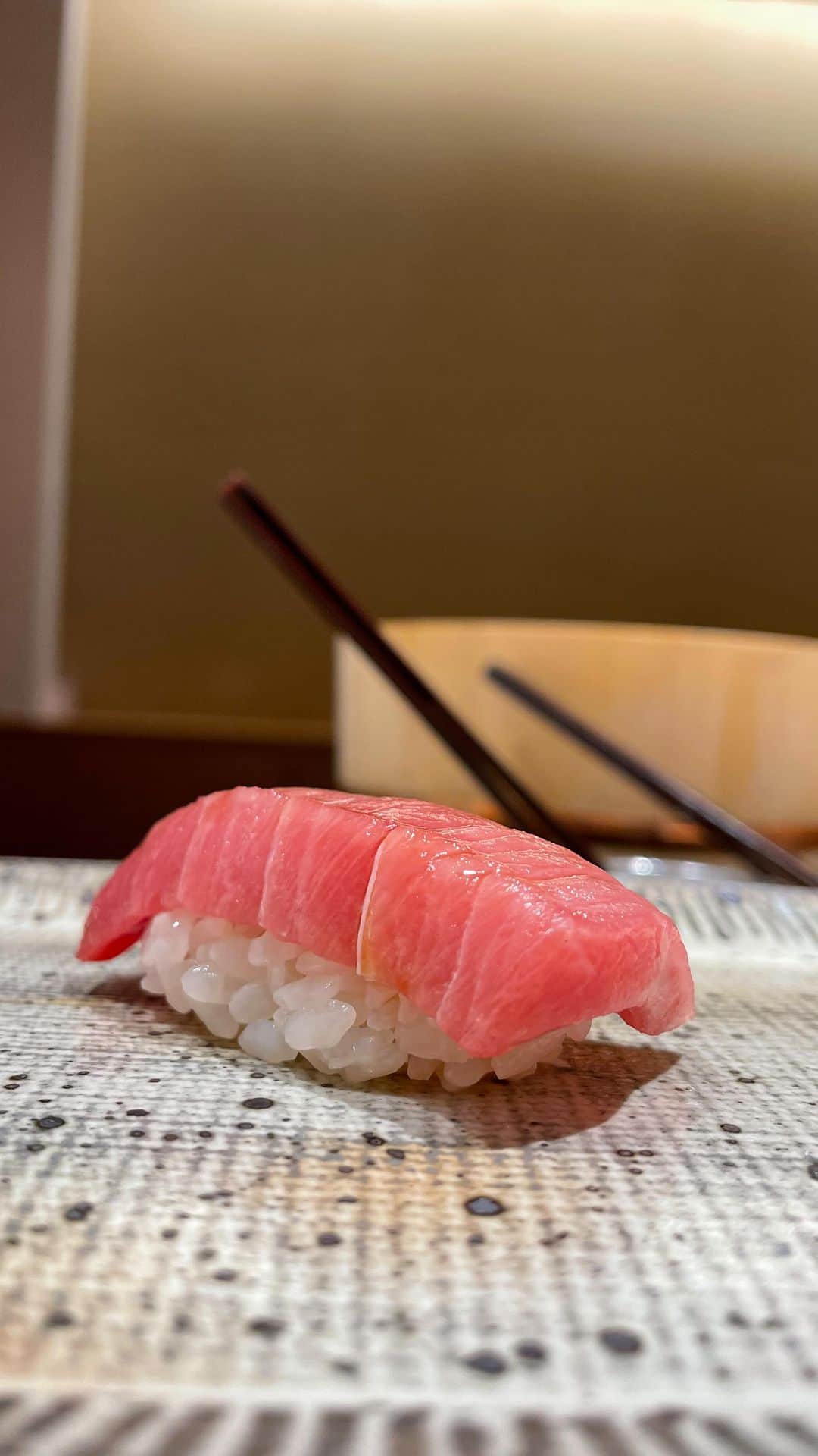 乾雅人のインスタグラム：「鮨 西崎@東北沢 名店、日比谷 鮨なんば、阿佐ヶ谷 鮨しゅん輔で修行された西崎さんが独立。 メインのカウンターと個室カウンターを二回転の時間差で使い分け。センス溢れる店内の設えで冒頭からテンションが上がる。 修行先の素晴らしい手技、そこに独自の解釈と感性がプラスされた品々。 唸りっぱなし…いやはや恐ろしい職人の誕生である。 すぐに超予約困難店になるわ。 ありがとうございました。 @sushinishizaki」