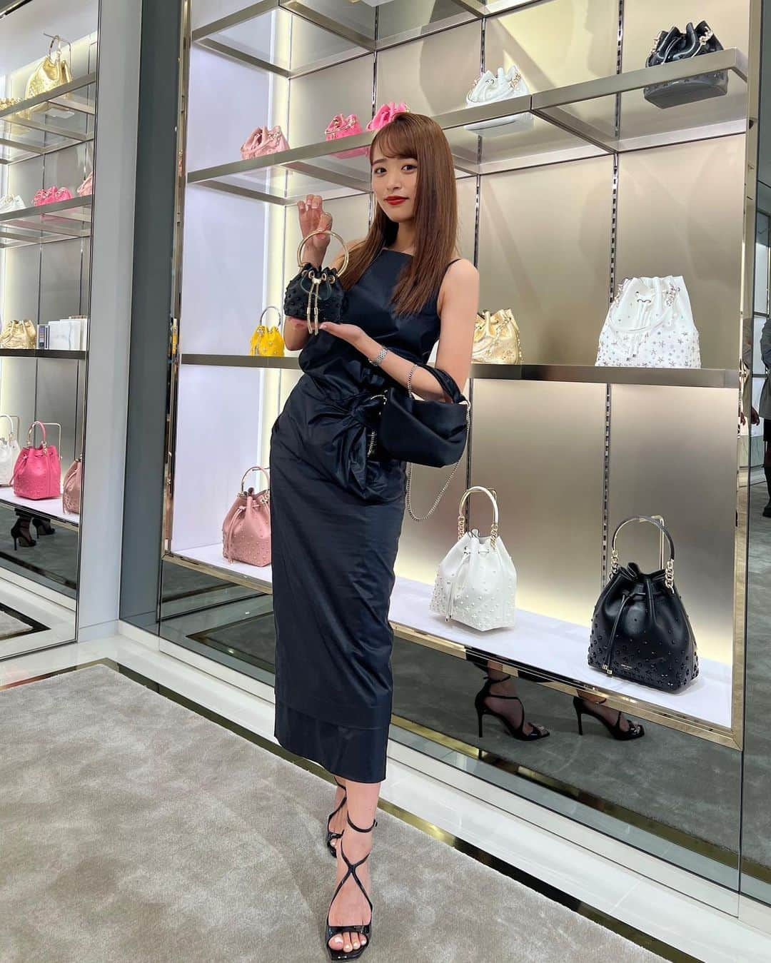 近藤千尋さんのインスタグラム写真 - (近藤千尋Instagram)「@jimmychoo  表参道店にお邪魔しました🫶🏻💕  #jimmychoo のヒールは 歩きやすくて昔からファンです😍❣️  星のスタッズが可愛い。。✨ 表参道店限定で好きなお色を オーダー出来る鞄もありました👏♥️  キラキラしていて朝から幸せな 気分になりました〜🤍🤍  #jimmychoo #jimmychooomotesando #bonbonstar」4月27日 13時29分 - chipichan.1215