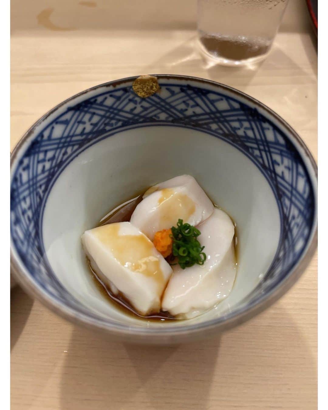 佐々木希さんのインスタグラム写真 - (佐々木希Instagram)「杉田さんのお寿司をようやく食べに行く事が出来て本当に幸せ。 どれもとても美味しくて、目を瞑りながら味わいました🥺 杉田さんに久々にお会いして優しい眼差しに胸がグッとなったり、奥様のお味噌汁にもホッとし、幸福な時間になりました。 感謝です！ また食べに行きます✨  #日本橋蛎殻町すぎた」4月27日 13時57分 - nozomisasaki_official