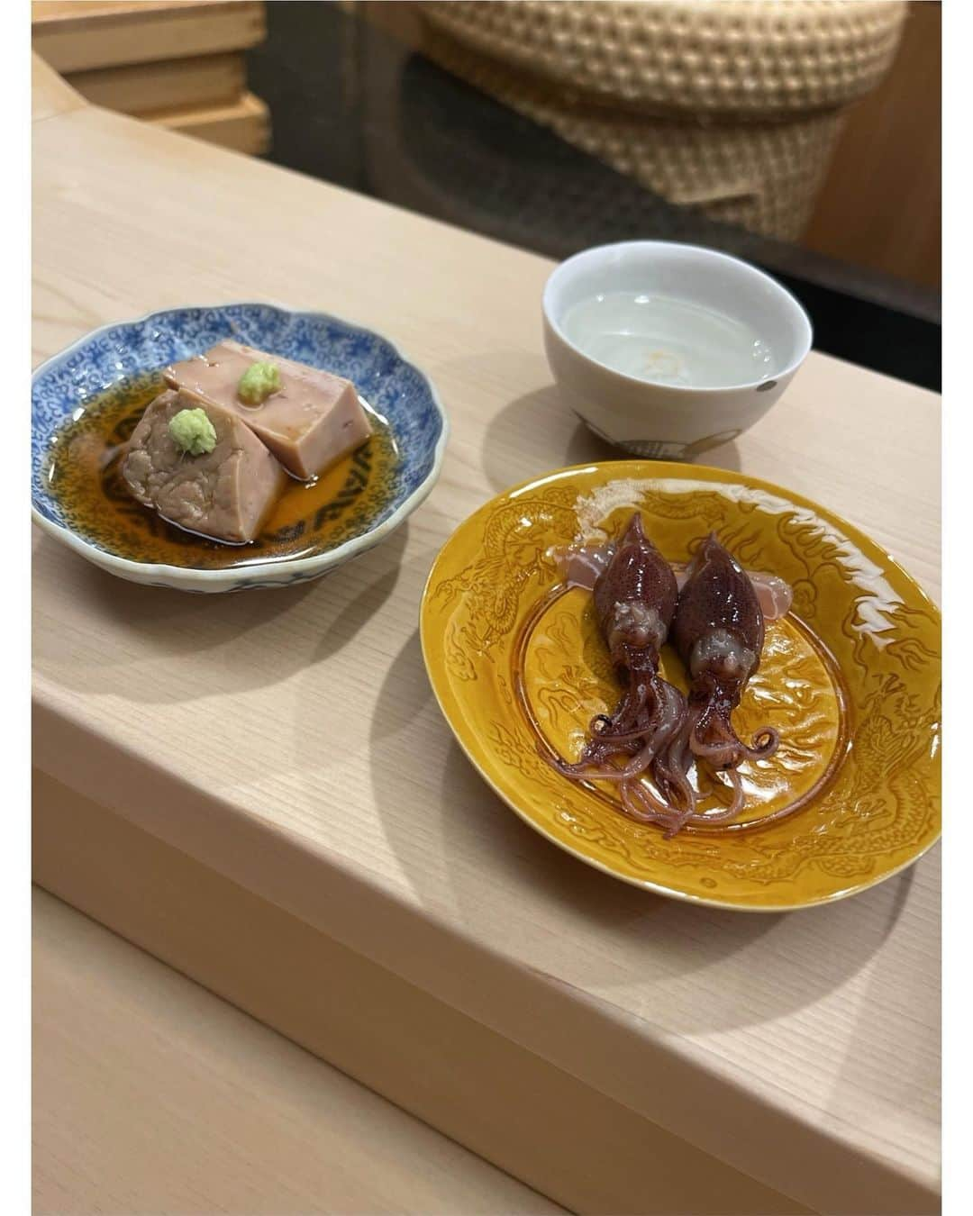 佐々木希さんのインスタグラム写真 - (佐々木希Instagram)「杉田さんのお寿司をようやく食べに行く事が出来て本当に幸せ。 どれもとても美味しくて、目を瞑りながら味わいました🥺 杉田さんに久々にお会いして優しい眼差しに胸がグッとなったり、奥様のお味噌汁にもホッとし、幸福な時間になりました。 感謝です！ また食べに行きます✨  #日本橋蛎殻町すぎた」4月27日 13時57分 - nozomisasaki_official