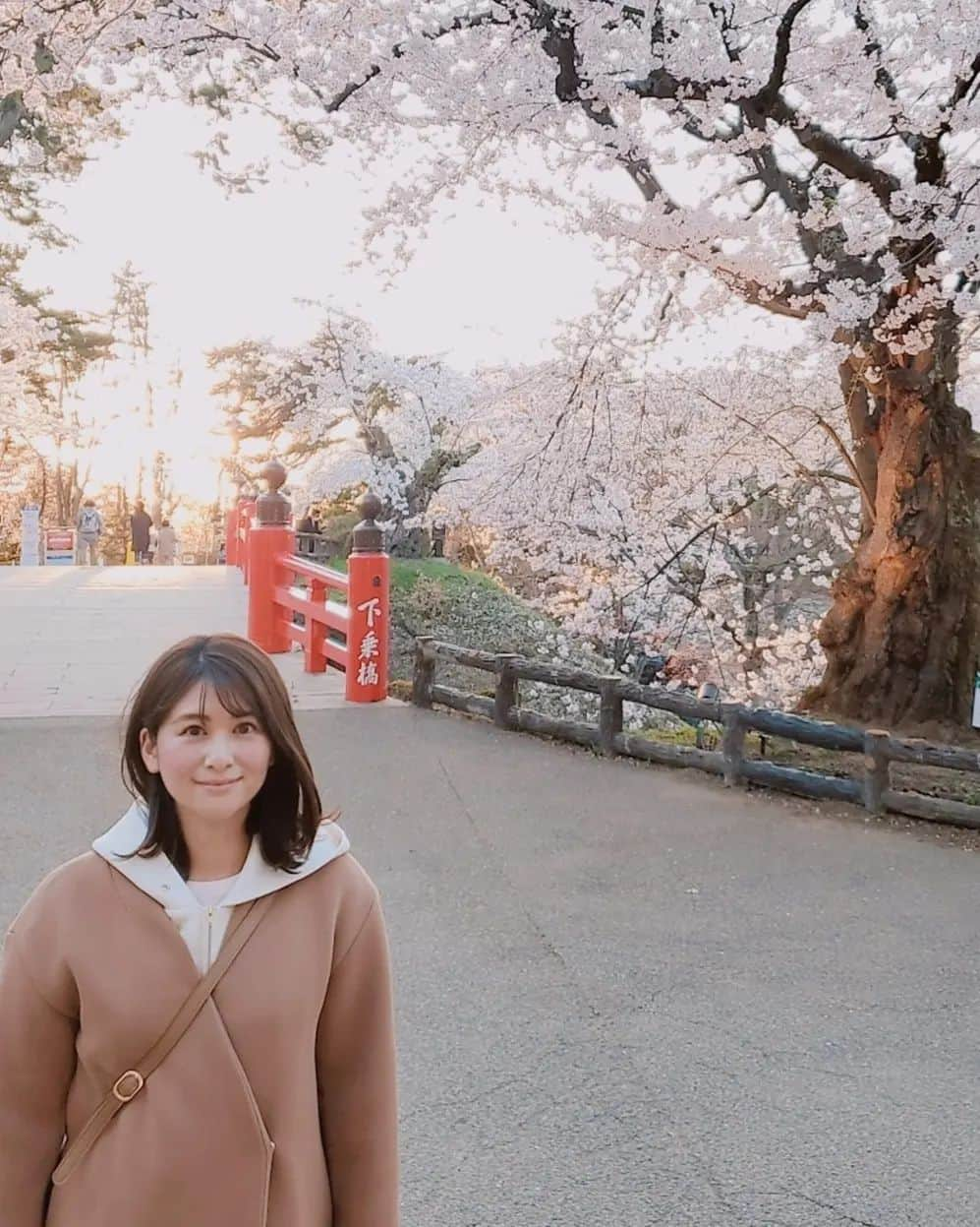 鈴木理香子のインスタグラム：「私のアナウンサーとしてのスタート地点🎤🌱  弘前城の下乗橋🌸  青森の友人から🌸の便りがあり 懐かしく思い、以前訪れた際の写真を 掘り出しました📷️✨  社会人1年目の最初のお仕事は この下乗橋で中継をする先輩アナウンサーの カウント出し⌚ リポートではなく、まずは時間管理からでした😉  ミスがあってはいけないと 大変緊張したことを覚えています😳  社会人1年生の皆さん  コロナでぎゅーっとした生活をしていた皆さん  疲れは出ていませんか？ GW 息抜きできると良いですね😉  初心と桜と岩木山の美しさを思い出して 私はほっこりしました😊  青森の皆さんにも会いたいっきゃ🍎💕  へばの➰👋😃  #青森 #弘前城 #🌸 #さくら #鈴木理香子 #過去pic」