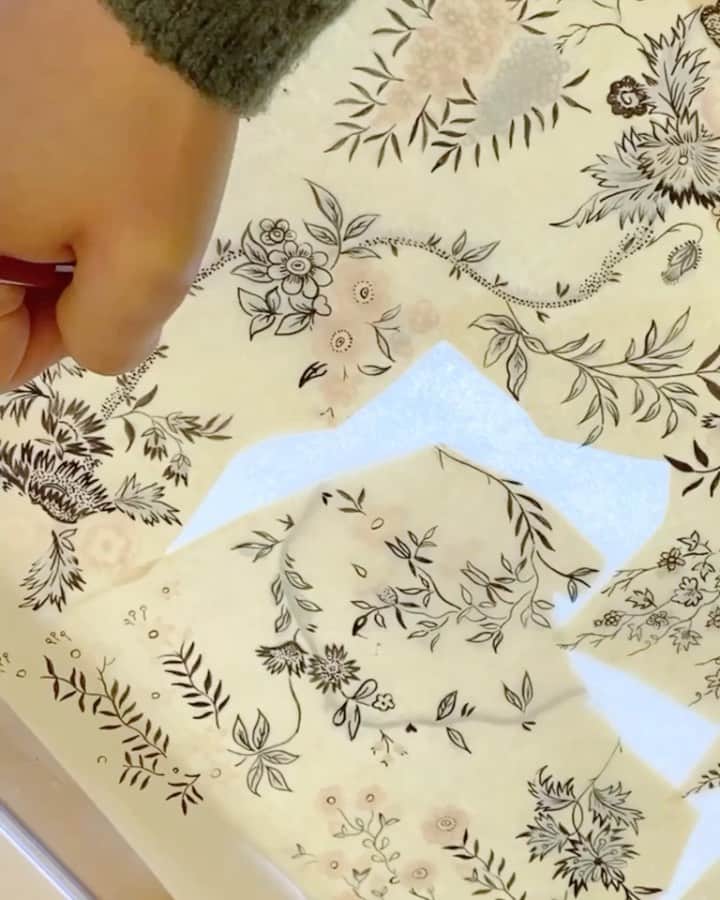 レフラーランドールのインスタグラム：「So much love goes into each season’s hand-painted prints 💕 #loefflerrandall  ⠀⠀⠀⠀⠀⠀⠀⠀⠀ [ID: video of a designer using a lightbox to trace over a floral print with black ink]」