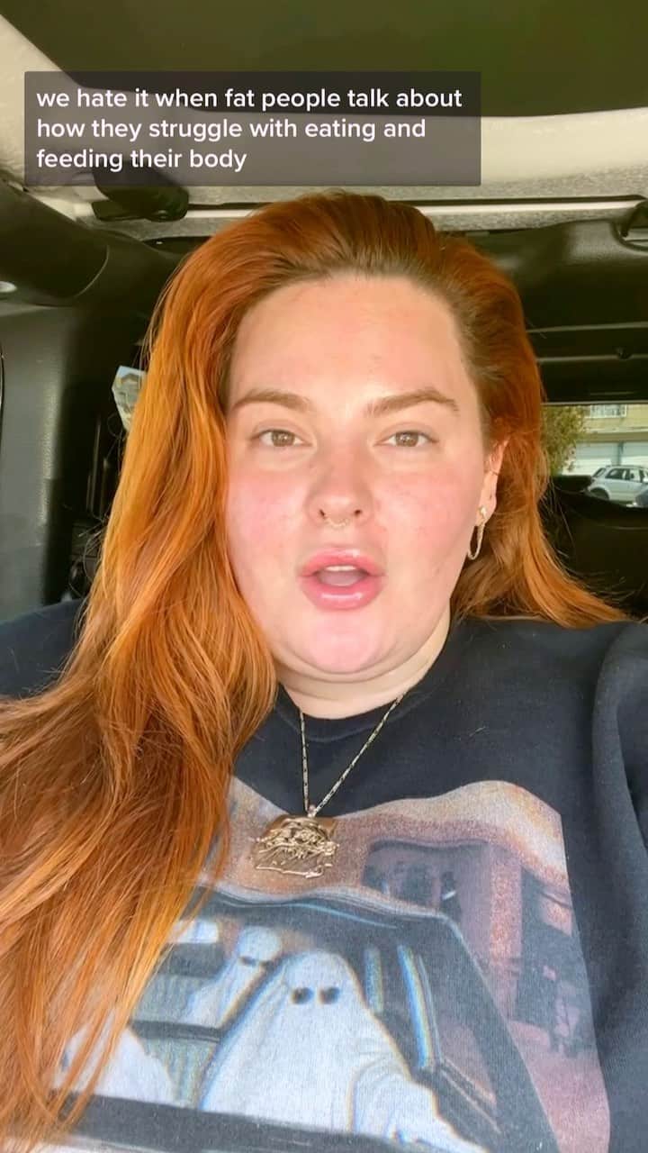 テス・ホリデーのインスタグラム：「Someone said to me yesterday, “I would encourage you to live your life and stop making everything about your weight,” which, of course, made me laugh. I don’t “make everything about my size,” society does. I can live in this body and be happy, right up until I step into society’s eyes. When I talk about how my life is impacted negatively simply by existing in this body, the media often writes about it as me going on a “rant.” They bring up my eating disorder and plaster photos of me on Page Six. It makes me wonder why I bother. But here’s the thing, I bother because I’m not the only one who looks like this. I bother because I know we can do better. Our world can and MUST be more kind and accepting. I implore you to think about what would happen if you were kinder to fat folks? More compassionate? My guess is that it would open your heart and create a more accepting world for a lot of people who look just like me. #effyourbeautystandards   Sweater by @andigetdressed ✨」