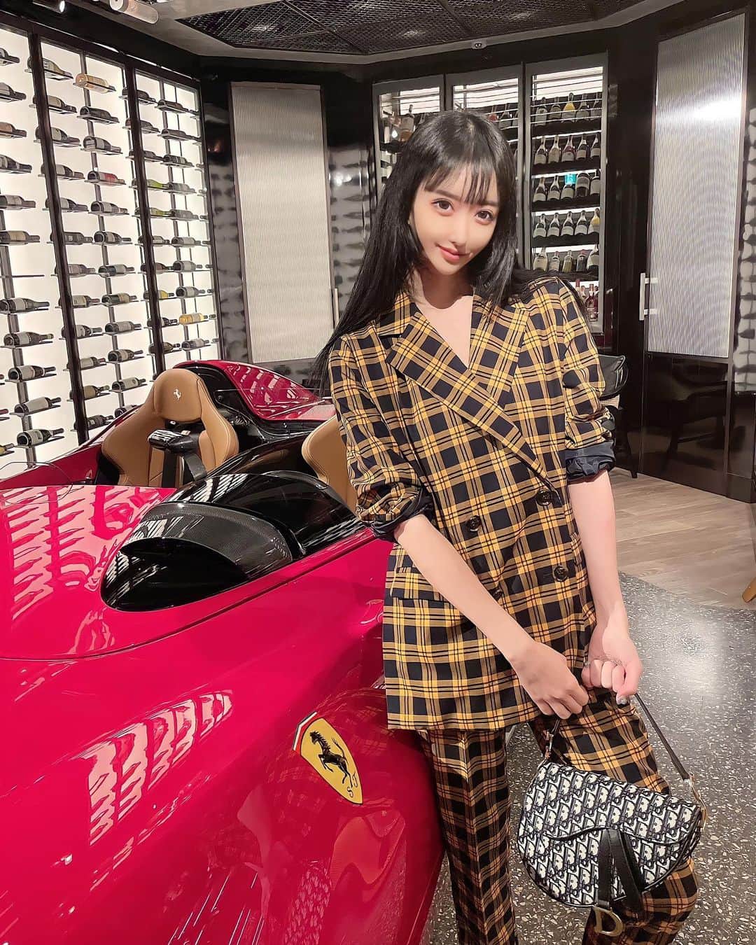 のインスタグラム：「1861🚘 Ferrari SP2と📷💓  セットアップは @egoist_official の😌  #1861 #cornes #ginza #銀座 #ferrari #フェラーリ #supercars  #supercar  #sportscar #ferrarilaferrari  #egoist #egoistsnap  #dior #フェラーリ好きと繋がりたい #ferrarisp2」