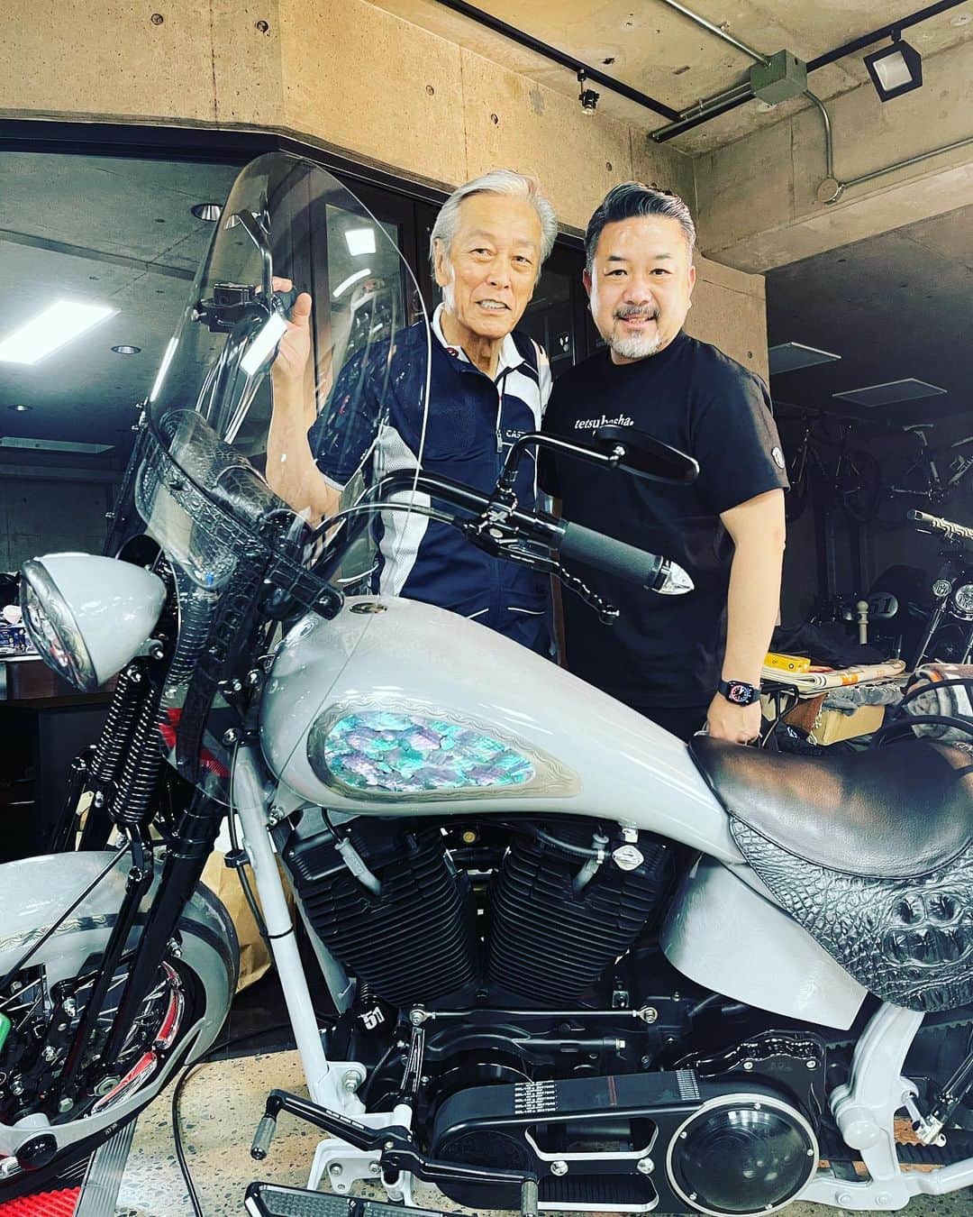 のインスタグラム：「{鉄馬舎}のSagasaki Tomohiroさんとコラボ・カスタマイズ⚙️🔩🛠したハーレーが名古屋の展示場から戻って来ました🛣🚌👨🏼‍🦳👍🏼🤷🏼 Iwaki's Harley, customized in collaboration w/ Tomohiro Sagasaki at 【Tetsubasha】,is back in the garage👨🏼‍🦳👍🏼🤷🏼  URL:www.tetsubasha.com  🕊Peace & Kindness🕊  ✨May all your dreams come true✨  #岩城滉一 #ハーレーダビッドソン #バイク #鉄馬舎　#tetsubasha80 #harleydavidson #motorcycle」