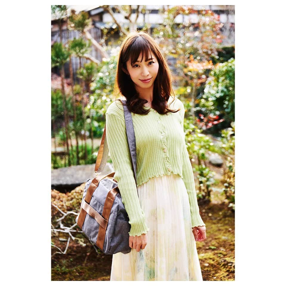 塩地美澄のインスタグラム：「本日発売の『週刊現代』に 先日リリースしたイメージ作品の一部が 収録されたDVDが特典として付いております。 宜しければチェックしてね♪  ✅Blu-ray&DVD「そっと愛して」発売中  ✅デジタル写真集「女子アナ桃源郷」発売中  ✅最新写真集『Nocturne』発売中 #塩地美澄」