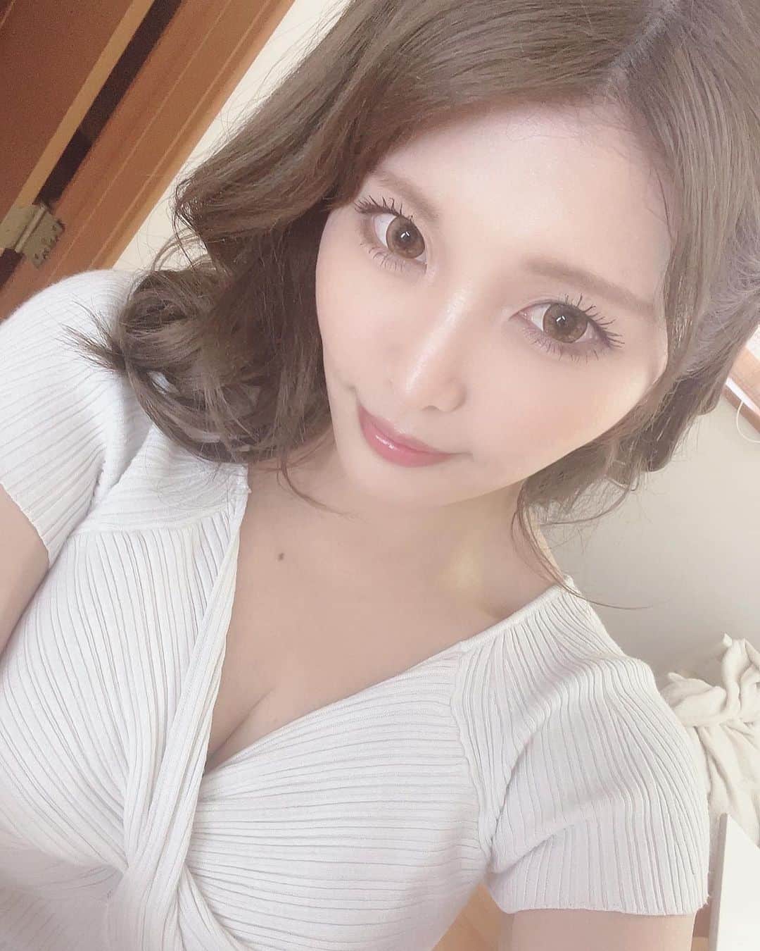 新村あかりのインスタグラム：「初めてのマドンナ様で撮っていただいたぞ〜！！ ドラマ物楽しい💓」