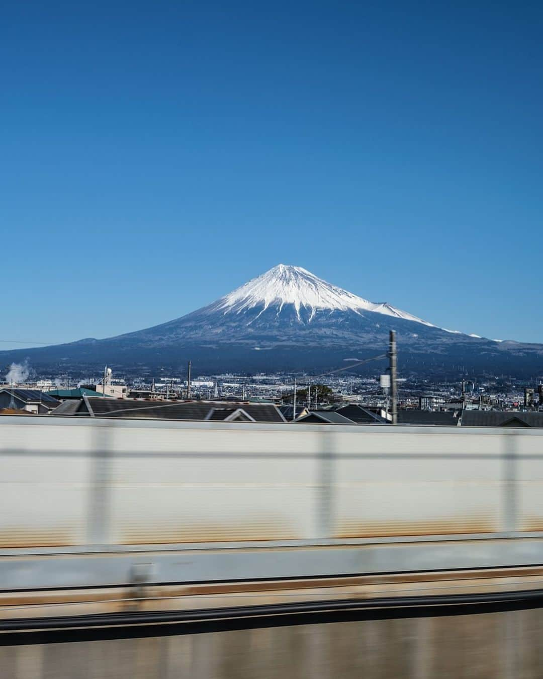 SHOCK EYEさんのインスタグラム写真 - (SHOCK EYEInstagram)「新幹線から富士山を拝めるとなんだか幸せな気分✨🙏」4月27日 9時19分 - shockeye_official