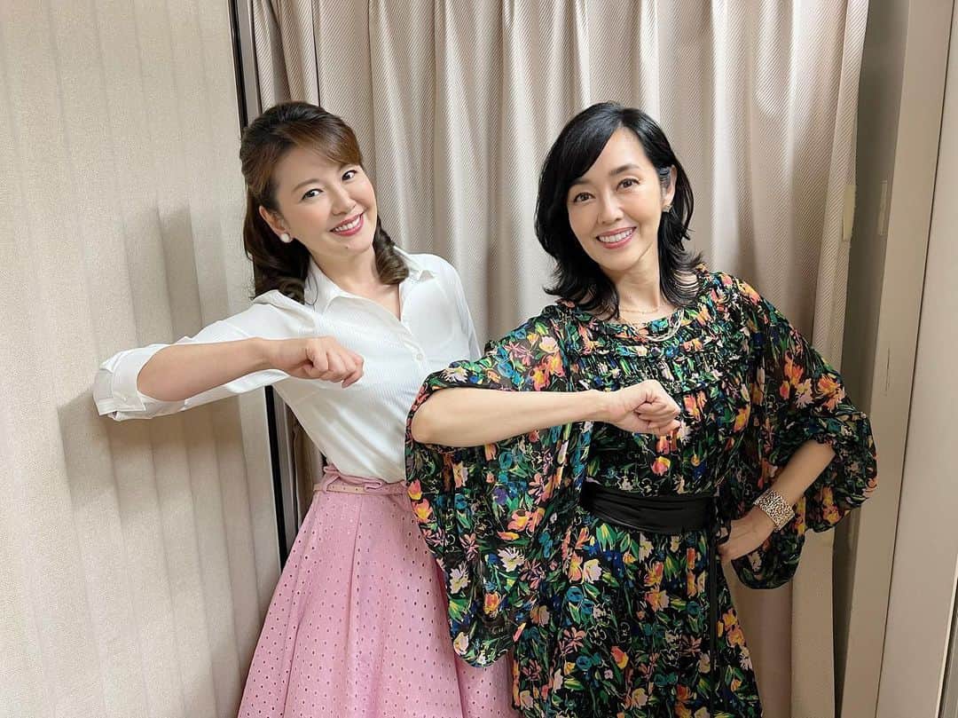 のインスタグラム：「南野陽子ちゃんとナンシーポーズ💕 Here with Yoko Minamino. We were on UTACON together last night, broadcasted live from Osaka.  We are doing our “Nancy” pose😊  #南野陽子 さん #一緒に快くナンシーポーズしてくれてありがとう #うたコン #夏色のナンシー #summernancy」