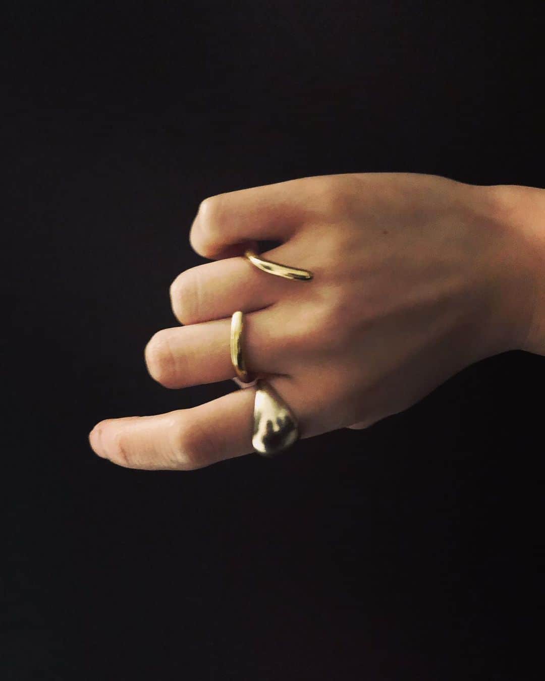 青波凜さんのインスタグラム写真 - (青波凜Instagram)「🐍  私は手が小さい...というより、指が短く(涙)  以前は指輪をつけると指の短さが強調される気がして、身に付けることを避けていました。でも、つけ始めたら意外とそんなことないのかもと思い始め(自己暗示をかけ)今は指輪をつけることが好きですし、身につけていると何だか安心します。  #rings #ringselfie  #指輪 #💍」4月27日 10時19分 - aonami_rin_