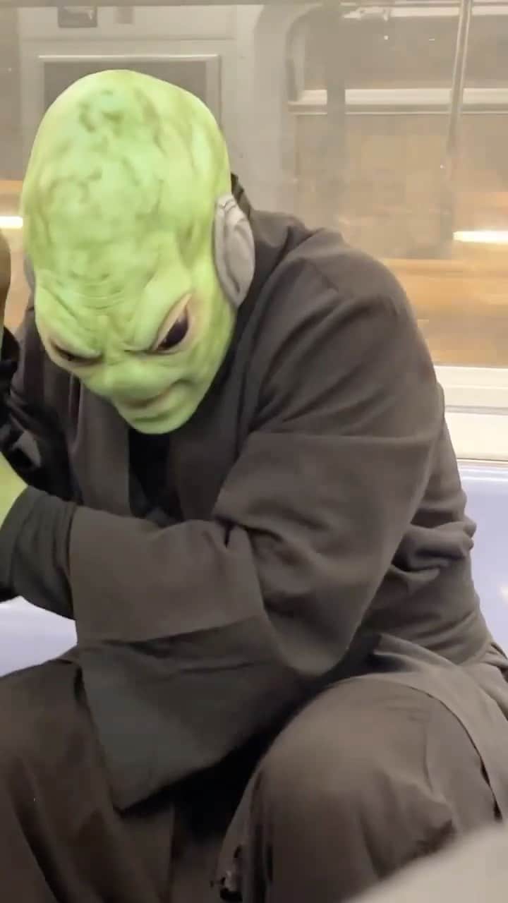 のインスタグラム：「Oh the wonderful things you see on the subway!  #onlyinnewyork #subway #aliens #aliensarereal #danger #funnyvids #haha #subwaymoments #green #greenman #somethingsuspicious   Rp @subwaycreatures」