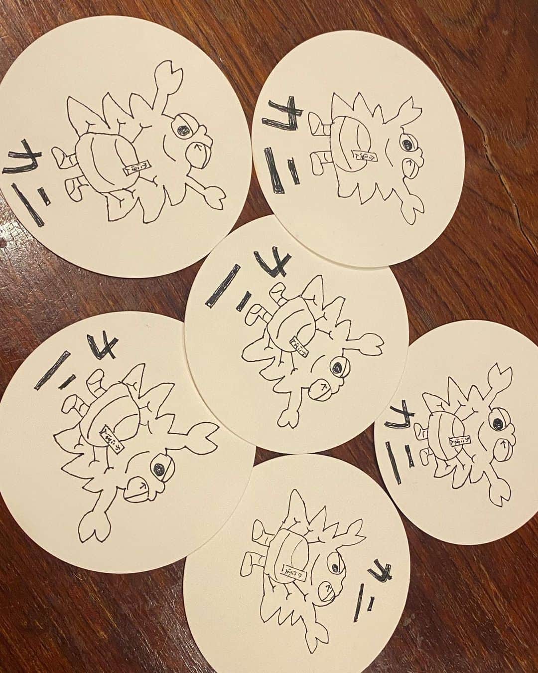 相川友希のインスタグラム：「黙ってカニ🦀生活終わり！！ 喉と舌の手術して、やっと復活🙋‍♀️ 大きな手術ではないのに、不安になったり、心が落ちたり、生活が不便だったり、我慢しなきゃいけないコトがあったり、甘えられて楽だったり。。。 ポコチャのファミリーや家族や先生や手術の話をした友達の言葉に支えられました💙#ありがとう  #無言ボーリング　#無言ゴルフ　#無言視力検査　#カニ道楽 ドライブスルーは中々難しかったし。 カニはやっぱり自然と無言になりますか？ 当たり前なことは一つもない。 #ポリープ　#結節　#舌小帯 10年放置してたんだけど、やってみたらもっと早くやれば良かったです！！」
