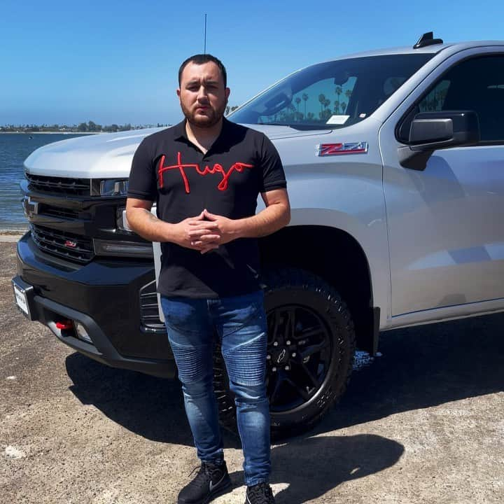 ケビン・オーティズのインスタグラム：「plebes ya llegaron las silverados trail boss al dealer de @missionbaychevrolet  a toda mi raza de sandiego los invito a que visiten el dealer y chequen todo su inventario #missionbaychevrolet #kevinortiz #chevytrailboss #chevysilverado  #z71  Sogan su pagina @missionbaychevrolet 🙏🏻🚀💯👍🏻」