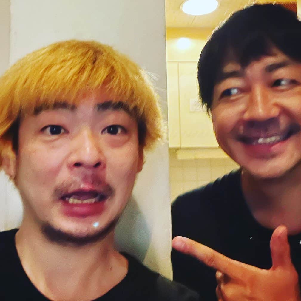 のインスタグラム：「舞台「ケダモノ」 下北沢 本多劇場 絶賛公演中也  隣は共演中の 俳優 清水優くん  #ケダモノ #下北沢 #本多劇場 #清水優 #大森南朋」