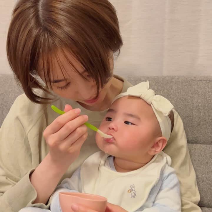 おのののかのインスタグラム：「＊ やっとこさ 離乳食スタートしました〜👶🏻👏💦 (可愛いお皿たち買って綺麗に 画像作って満足してました🤫笑)  10倍粥は食べてるのか食べてないのか 分からないレベルだけど 離乳食はお供え物精神で深く考えすぎず ゆったりまったり進めていきたいと思います🙆‍♀️🌸  文字を入れた画像は 夫から『おぼん、、？言い方古くない？トレーじゃない？』 とツッコミが入りました。 昔からゴーグルは水中眼鏡、ベビーカーは乳母車と 古い言い回しをしてしまう私です。 おぼんも１日目の写真用に使って 多分しばらくは使いません🤫 綺麗に写真ももう撮らないと思います🤫笑  こんなゆるい感じで 気が向いたら離乳食の最近を 更新していきたいと思います✊ 頑張りすぎない子育て、やってきましょ〜✊🌸  お皿は @keyuca_design とセリアで買いました🫶」