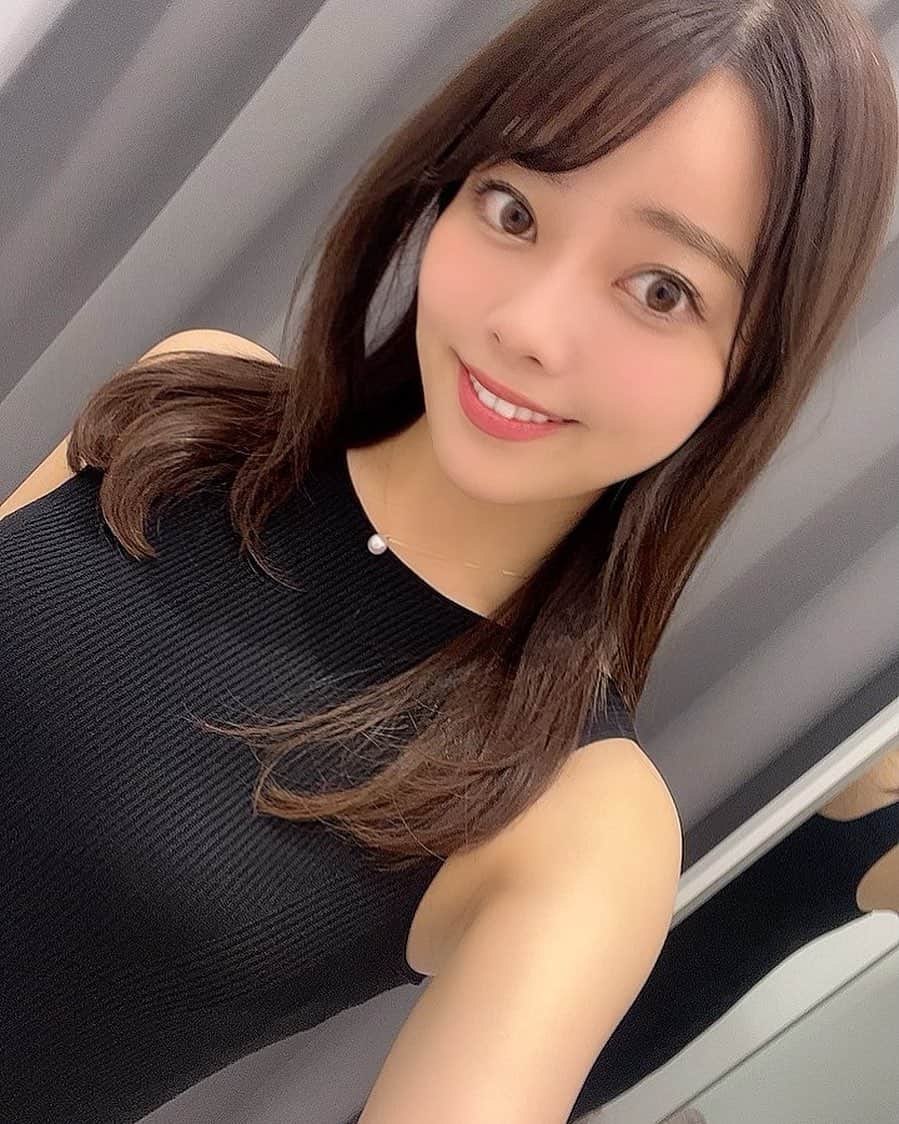 八幡美咲のインスタグラム：「金曜日ではないですが 緊急企画⚡️ UNIQLOさんとコラボ動画を 投稿しています☺️💛  今回はあの有名デザイナー Mame Kurogouchiとのコラボインナーウェアを紹介しています(՞˶･֊･˶՞)♡  ブランドのコンセプトは 下着と洋服の境界線を超える インナーウェア✨  16点のうち 外でも着られるウェア5点を 着用してみました🥰💓  着用感とか、着丈感とか 参考になったら 嬉しいです💄✨  ぜひ、ご覧下さい☺️💛 トップ画のURLからとべます🌸  #UNIQLO #ユニクロ #ユニクロコーデ #ユニクロきれいめ部 #ユニクロ購入品 #mamekurogouchi #mamekurogouchiコラボ」