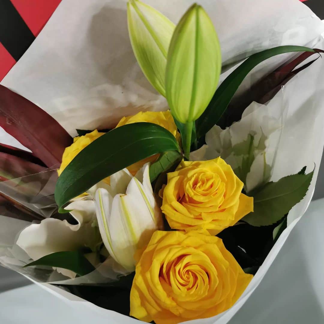 川尻達也のインスタグラム：「並木ショッピングセンターFIGHT BOX FITNESS向かいの花屋さんから奥さんにってお花をいただきました。 私も花を見てきれいだなって思える年齢になりました。 嬉しい。 ありがとうございます！」