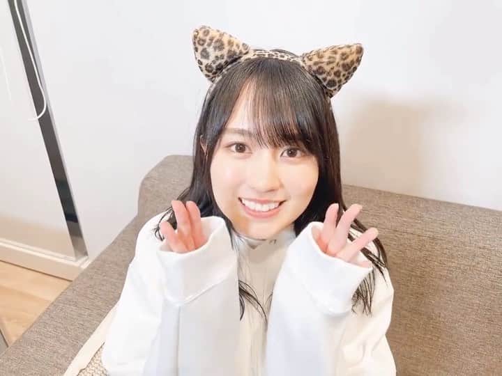 賀喜遥香のインスタグラム：「こんなこと言われたら、、、 #賀喜遥香1st写真集まっさら 初版16万部を記念して、 大人気だった #にゃっきーさん がまたまた登場！🐱🐱  #賀喜遥香1st写真集  #賀喜遥香」