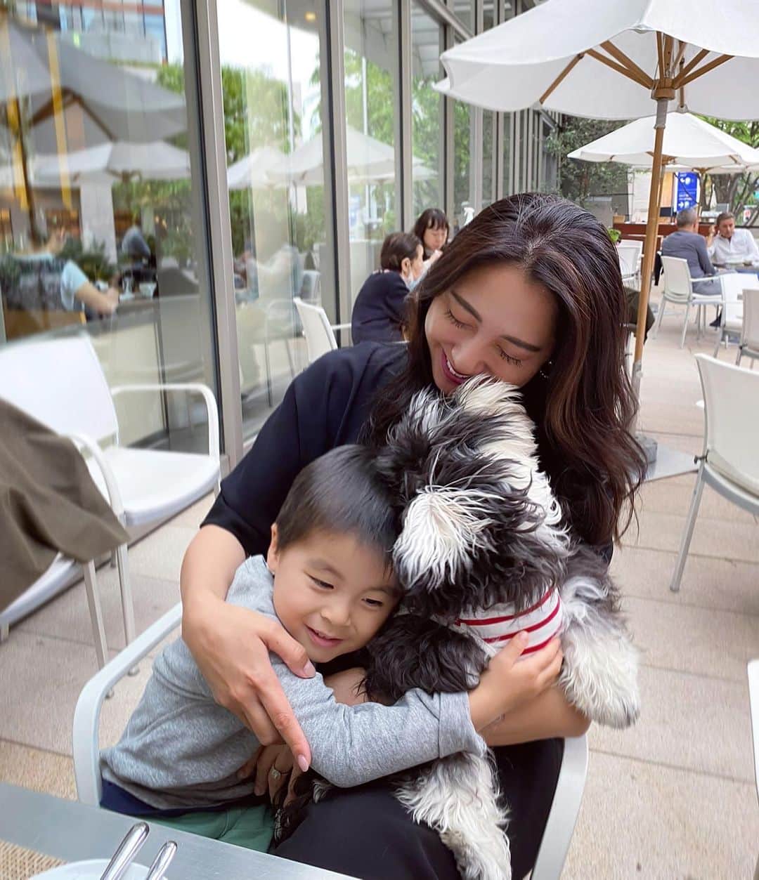 のインスタグラム：「🐶🐶 息子の念願が叶い タピとモフに会えた🥰 可愛すぎて🥇🥇🥇 ありがとあやこ❤️ #love」