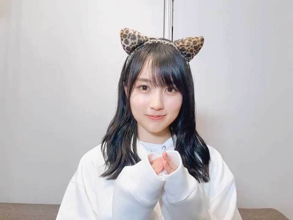 賀喜遥香のインスタグラム：「こんなことが あっていいのでしょうか？ #賀喜遥香1st写真集まっさら 初版16万部を記念して、 大人気だった #にゃっきー さん登場🐱🐱  #賀喜遥香1st写真集  #賀喜遥香」