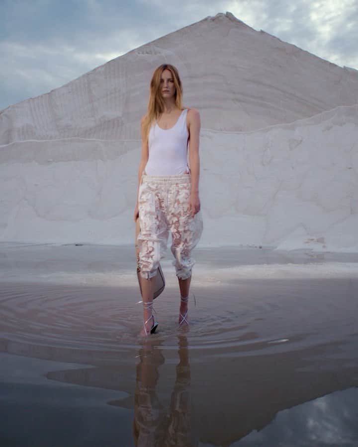 イザベルマランのインスタグラム：「Wearing an all-white look from the #IsabelMarantSS22 collection, @riannevanrompaey is one of the bold faces of the Spring-Summer 2022 campaign. Discover the collection by following the link in bio.   Video by @harleyweir    #IsabelMarant」