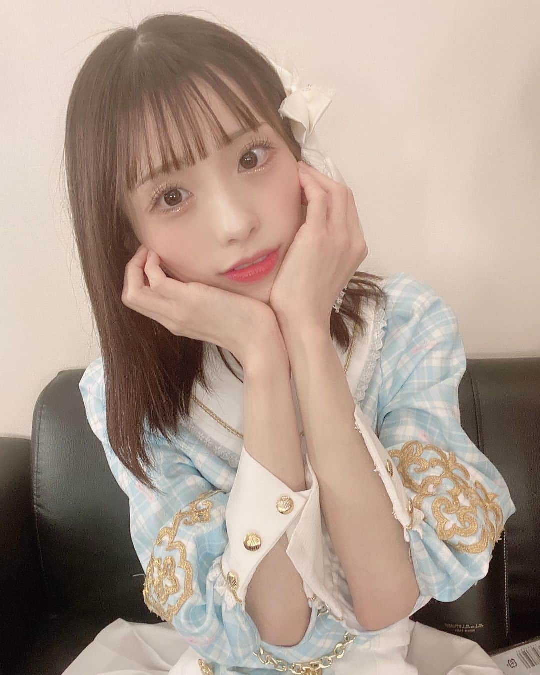 美咲優羽のインスタグラム：「. . . まーたボタン留め忘れてるよ〜😩😩  可愛いものに囲まれた生活したい！！🐩　 もうすぐGWだね！沢山会えるといいなぁ フィンファミに会えないとゆーすぐ元気なくなっちゃうくらい応援して好きでいてくれるみんなが大好き大事！ 限りあるこの時を〜捕まえて抱きしめて君と〜だよ！！まさに！  . . . #ストレートヘア #黒髪 #アイドル衣装 #粉我#l4likes  #selca #selfie #셀카 #셀카그램 #today #ootd #dailylook #instagood #instalike #instafashion #followme #インスタ映え　#アイドル #japanesegirl #地下アイドル#japaneseidol#japanesegirls #地下アイドル好きな人と繋がりたい」