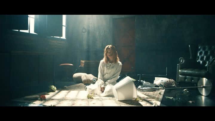 TOMO のインスタグラム：「yuzuna 【ALIGHT】ミュージックビデオを監督しました！E-girls解散後、初のソロデビュー曲を撮らせてもらい、アーティストとしての表現が流石の一言でした！ こちらが余計な事を言わなくても汲み取って魅せてくれるyuzunaちゃんに魅了されてました！要チェックです。  【Artist】yuzuna @yuzuna839__   【Executive Producer】DAIKI KIKUCHI  - Video Credit - 【Director / Edit / Color】WHYTE (klutz) 【Director of Photography】Sho Sasaki 【Lighting Director】Norikazu Azuma (OFFICE DOING) 【Stylist】Hideaki Tatematsu (TEN10) 【Hair & Make-up】ASUKA 【Production Manager】Yu Shirasawa 【Production Assistant】Takuya Kodani 【Production】klutz 【J.E.T. Staff】Yuka Kasai  #works #producer #director #klutz」