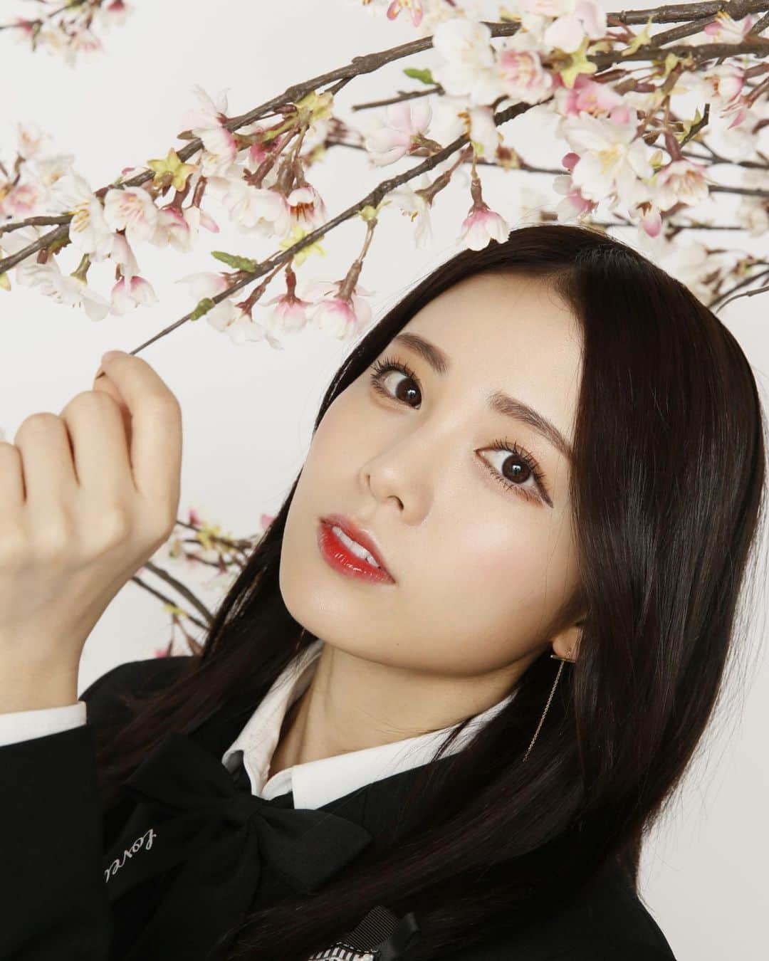 西村歩乃果のインスタグラム：「本日27日より、 卒業式バージョン生写真が 公式ショップにて受付開始しました！！  ぜひゲットしてくださいね🌸🎓」