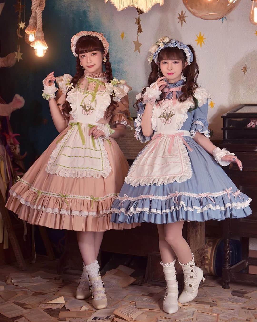 のインスタグラム：「先日星箱Works様の撮影で着させて頂いた「ベルスーズ」の予約がスタートしたよ💚  ワンピースは、ロング/ショート、S･M･Lの3サイズ展開、ピンク･ブルー･ブラックの3色展開✨  はしごレースとウエストの刺繍がとっても可愛い🥳 同シリーズのエプロンには鈴蘭が刺繍されてます✨  with @misakoaoki 💕 👗 @hoshibakoworks  💄 @miyako_reiko  📸 @dzzdm  🏠 @room.nanairo」