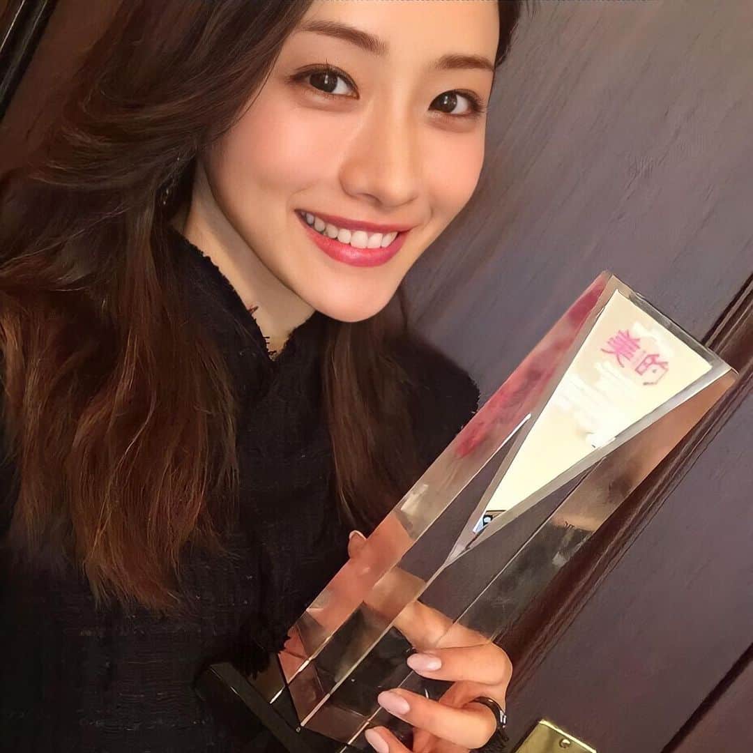 のインスタグラム：「自撮り可愛い！！ #石原さとみ さん #自撮り #前髪なし #ロング #美的 #笑顔 #可愛い」