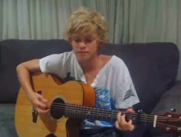 コーディー・シンプソンのインスタグラム：「Grom days haha.. Woke up with this song in my head this morning and thought of this. Might grow this hair back?」