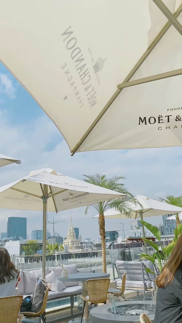 のインスタグラム：「🌴🤍  テラスの季節がやってきた♡  #cafeterrace&bistroqueency #cafe #terrace #グルメ #ランチ　#ootd #fashion #cadune #153cmコーデ」