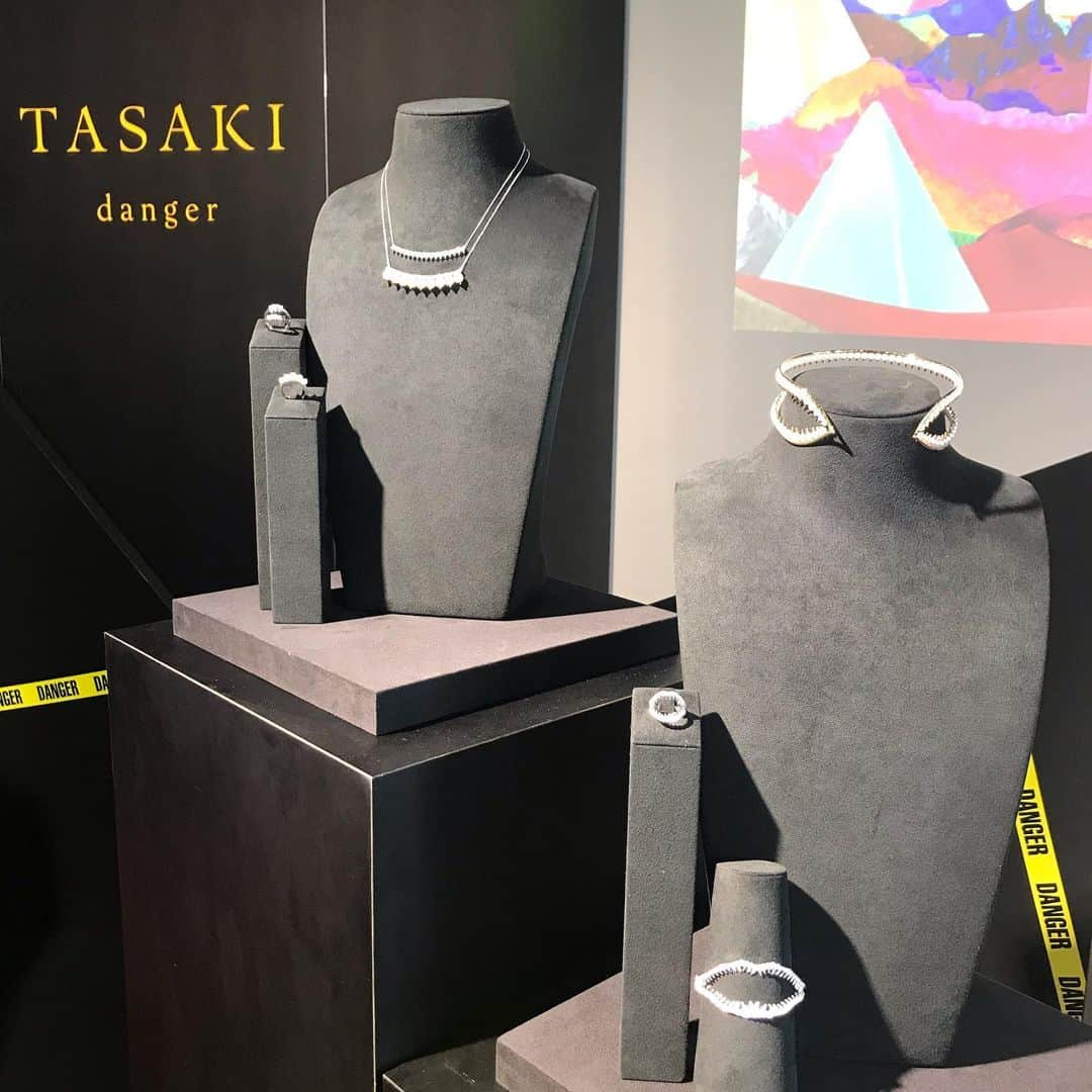 マイナビウエディング ジュエリーのインスタグラム：「TASAKI 新作プレゼンテーション2022へお出かけしてきました✨  TASAKI クリエイティブ ディレクター　プラバル・グルン氏がデザインするTASAKI Atelier。“Radiant Sky”をテーマに空の青さと自然美を表現した新作ジュエリーや、タクーン・パニクガル氏が生み出す“danger”の新作が登場。独創的なデザインにも上品さが漂います  TASAKIの養殖場でその年に浜揚げされたパールの中で最もクオリティの高いものを厳選してうまれた ネックレスThe Quintessence of Pearlも💗  大切に育んできた伝統と革新が表現された作品が並び、リアルでその輝きやディテールを拝見できて幸せでした  @tasaki_intl   #tasaki #tasakibalance #tasakidanger #タサキバランス #タサキデインジャー #タサキパール #真珠 #パール #マイナビウエディング#マイナビ#プレミアムジュエリー編集部」