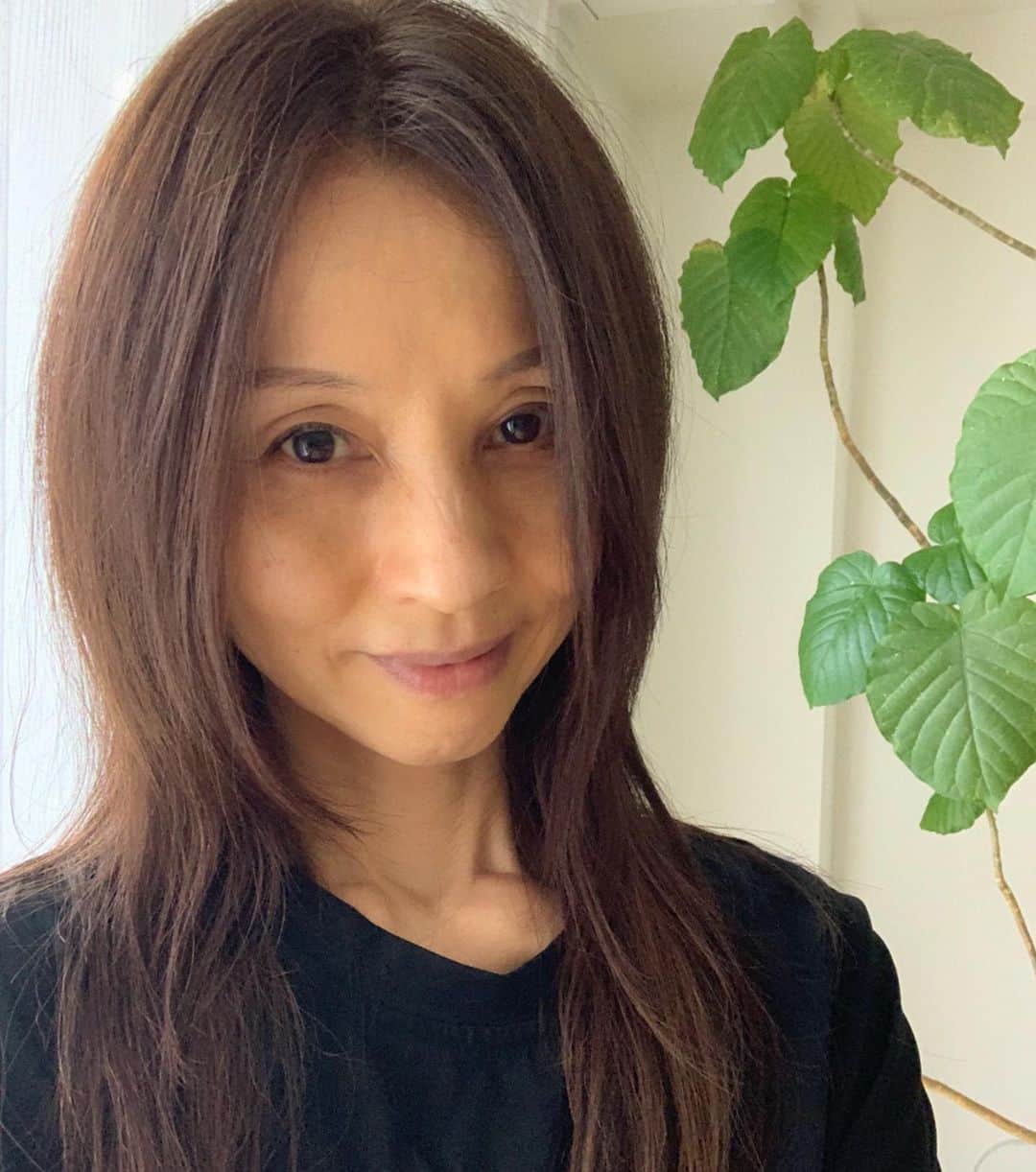 花田美恵子のインスタグラム：「1年以上かかって伸ばした前髪が やっといい感じになってきました  途中、何回も 「もう切っちゃおう✂️」っていう衝動に駆られながら 生まれて初めてここまで伸ばしてみたら 意外とお気に入り😊  小さい頃から50年以上 前髪パッツンがトレードマークでした  今回のカラーはピンクグレー💗  しばらくはセンターパートで楽しみたいと思います♪  #tokyolifestyle #hairstyle #haircolor #styling #lovemyhair #stingrayhaircuts」