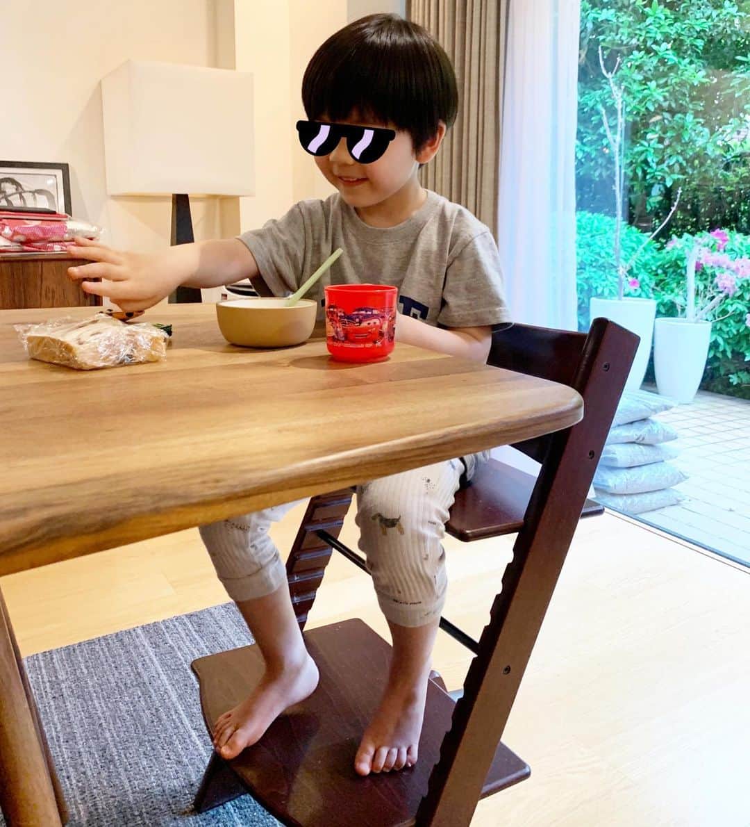 のインスタグラム：「今朝のできごと。  テラスの苺が🍓熟しました。 ひとつは鳥さんに食べられたけど、ひとつはヨーグルトへ。  息子「ママ、はんなの怒った顔がバナナ🍌にいる！」 ママ「ほんまや！！」 バナナの種がはんなそっくりでした。  パジャマの丈も短くなったね😭✨  次男は昨夜、にいにいの椅子で お絵描き。もうひとつ、こういう椅子いるのかなぁ。。悩み中です。  2人が会話する日が待ち遠しい❤️  #boys #brothers #mama #strawberry #banana #home #morning #night #にいにい蹴られる」
