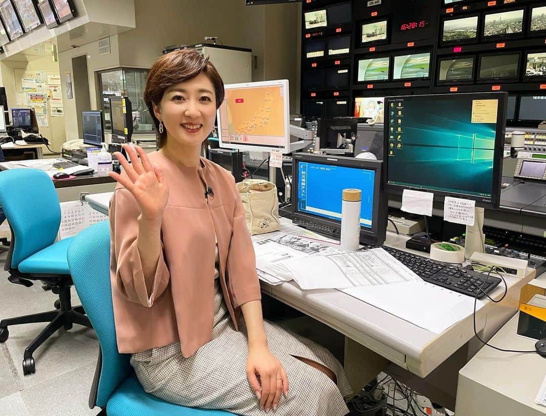 池尻和佳子さんのインスタグラム写真 - (池尻和佳子Instagram)「今日のホークス戦は、秋山幸二元監督と工藤公康前監督のダブル解説でお送りしています！  実況は田中友英アナウンサーですよ⚾️サイドリポートは、佐藤巧•井口謙アナウンサーが担当しています。  #野球#中継#秋山幸二 さん#工藤公康 さん#ダブル解説 #贅沢な時間#ホークス戦#hawks#rkb#テレビ#ラジオ #田中友英#佐藤巧#井口謙#アナウンサー#担当」4月27日 16時32分 - wakako_ikejiri_rkb