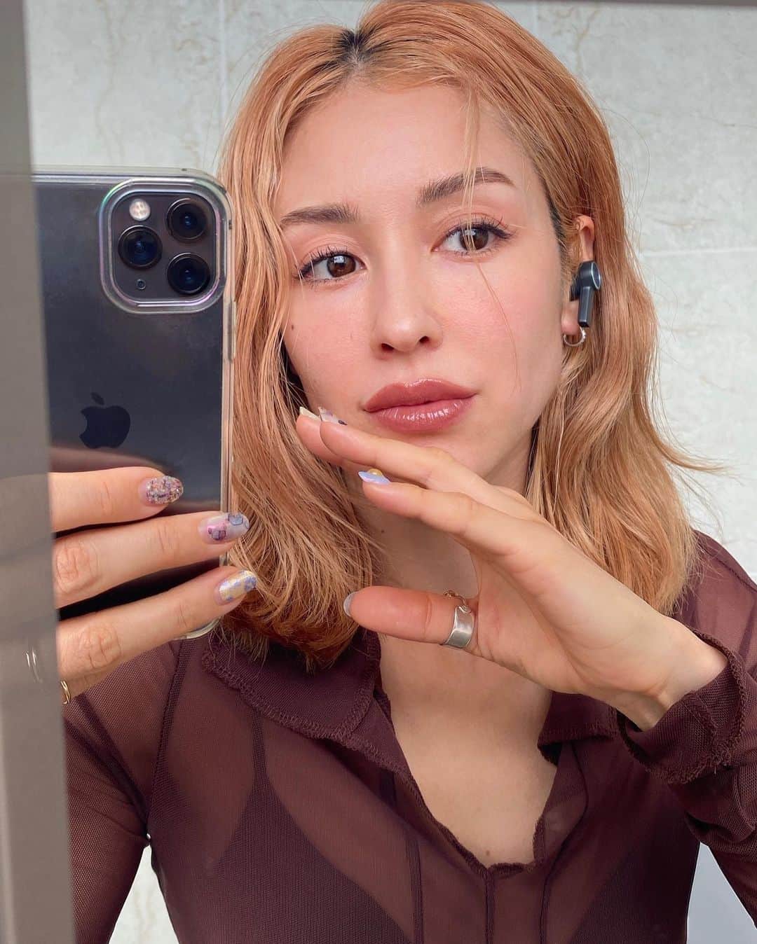 BENIのインスタグラム：「@bangolufsen ワイヤレスイヤホン#BeoplayEX の透き通るサウンドに惚れた⚡️⚡️ 特にノイズキャンセル中、音にどっぷり浸かることができて別世界に飛べます。 詳しい感想は Bang & Olufsen HPを観てね。 ⠀⠀⠀⠀⠀⠀⠀⠀⠀ #BangOlufsen does not disappoint!! That feeling of sinking DEEP in the music instantly gets me in the zone」