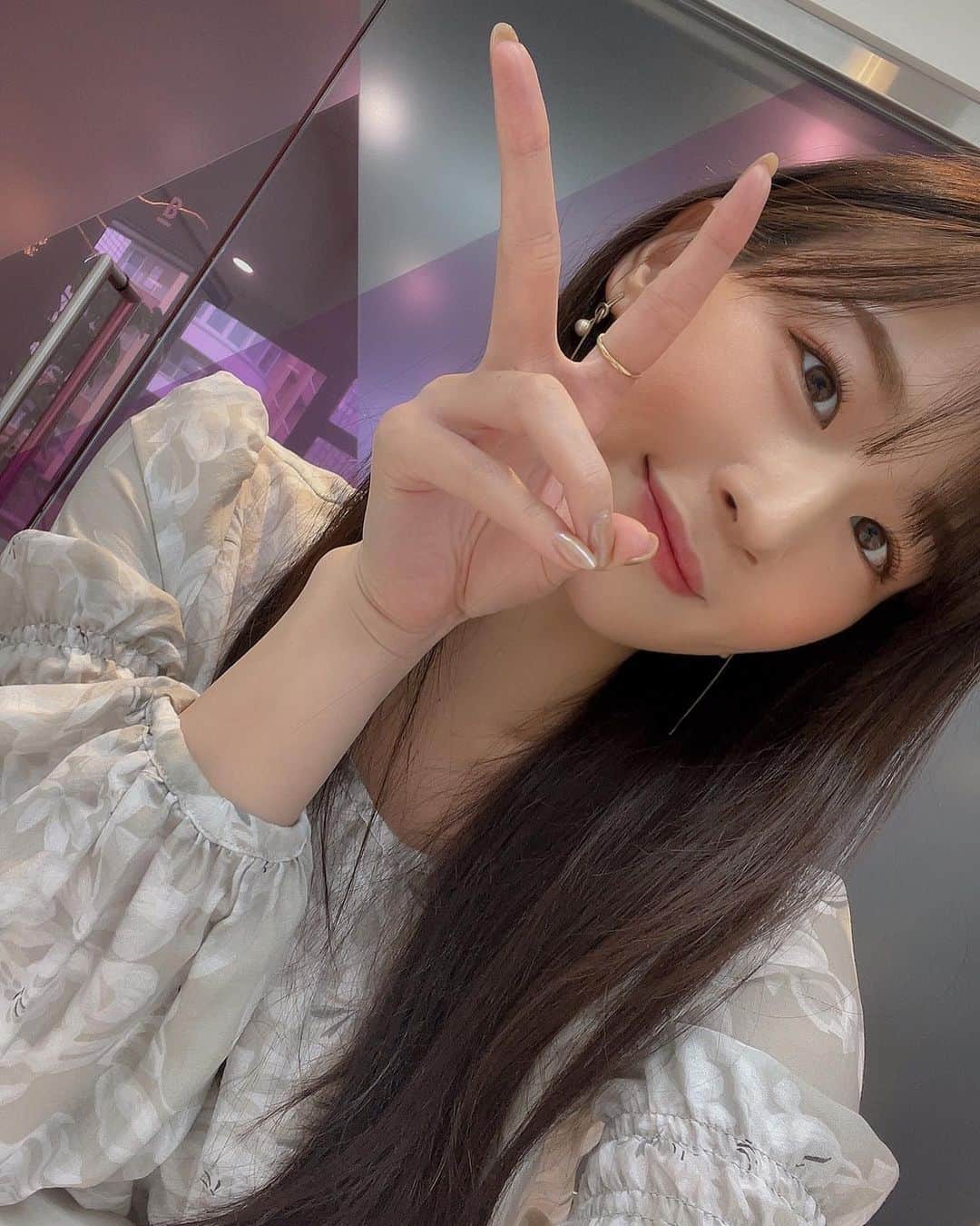 のインスタグラム：「. . 事務所のガラスドアがとてもすき。かわいい。  そして自撮り🤳打ち合わせでした☺︎ . .」