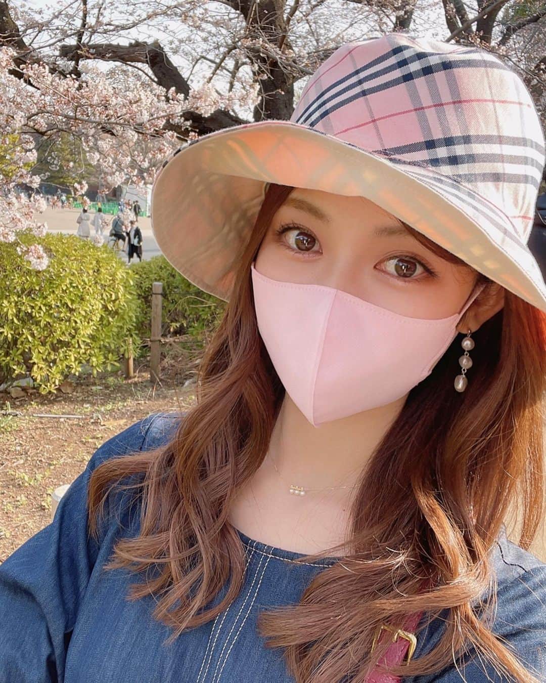 のインスタグラム：「スマホに内蔵するタイプのSuicaが めっちゃ便利なことに気づいた4月🍉🌸 ⁡ 電子スイカって呼んだらいいのかな笑 ⁡ 今さらすぎるんだろうけどアナログな私にとっては大発見🤣🤣 お会計もチャージもめっちゃ楽！！ ⁡ でも念のためカードタイプも持っておきます🫡 ⁡ ⁡ ⁡ #橘ゆりか #上野恩賜公園 #桜 #お花見 #バケハ #バケットハット#最後はバケハに食べられる私#burberry#uenopark」
