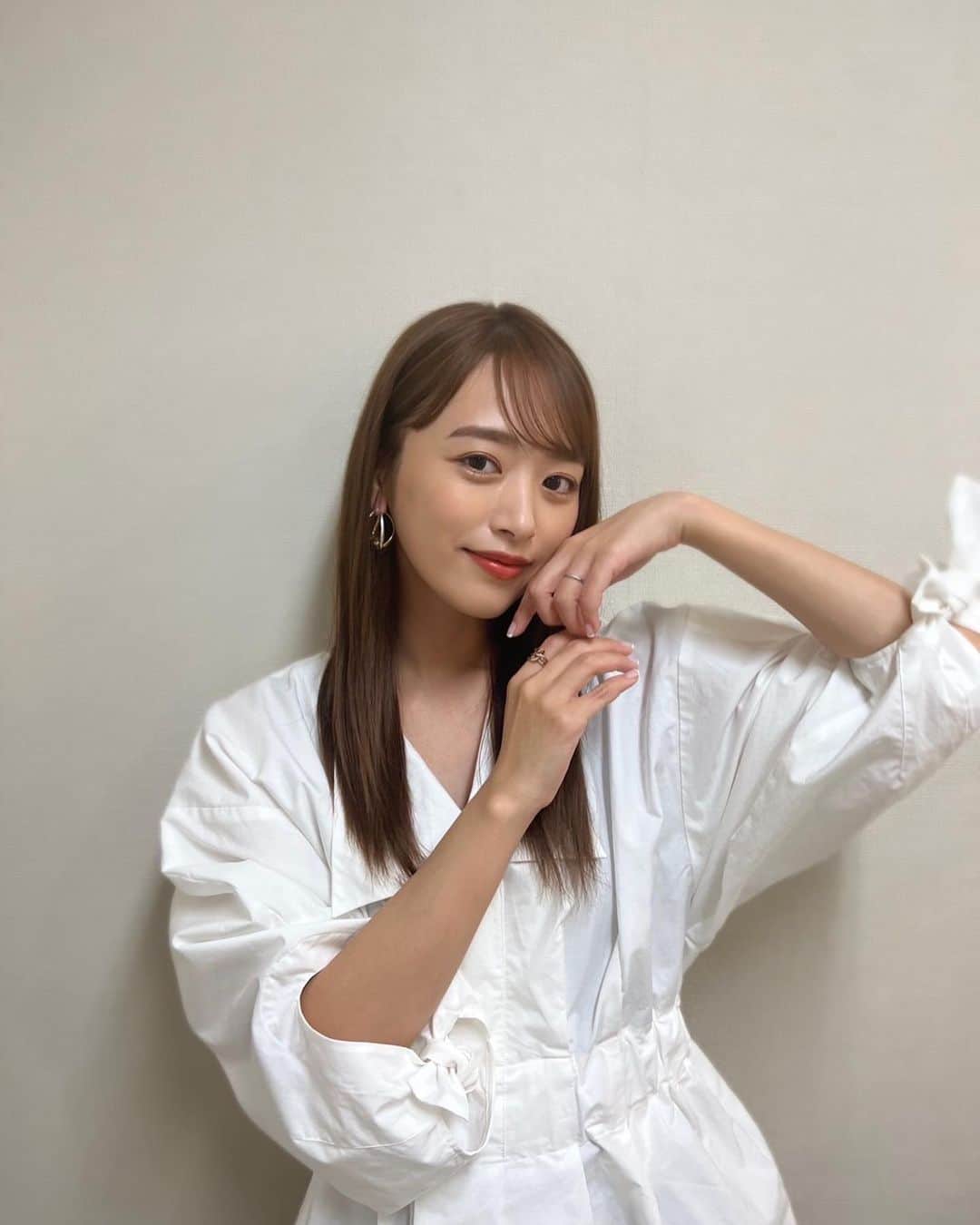 近藤千尋のインスタグラム：「収録メイク💄 イメージモデルをやっている AGARISMの姉妹ブランド AN'BLESSのCCクリームを使いました🫶🏻  毛穴ケア成分たっぷりで 保湿しながら毛穴を しっかりカバーしてくれる感じ💕  マスクメイクでも崩れにくいから 収録の時に助かっています🥹  ロフトなどのバラエティショップで チェックしてみてね🥰 私はピンクがお気に入りです！  #ANBLESS #アンブレス #肌が呼吸するCCクリーム #LOFT」