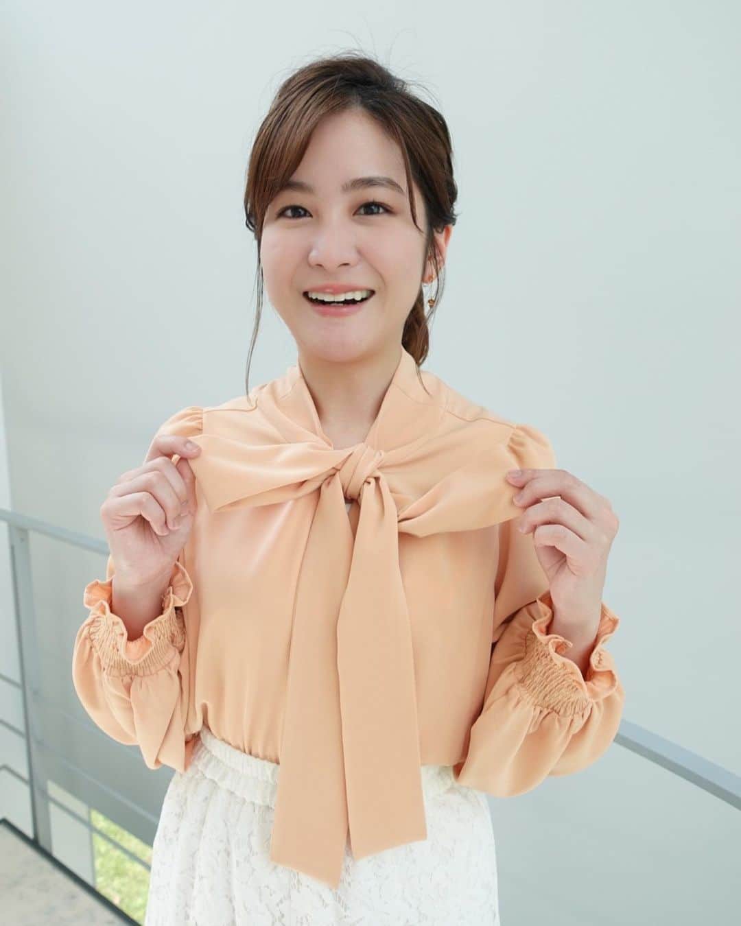 のインスタグラム：「爽やかな色合いの服が増えてきました🌱 #ワイドスクランブル 👗 月1.2枚目 ブラウス・スカート @brownie_inc アクセサリー @tree.accessory  火2.3枚目 ブラウス @miesrohe_ パンツ @brownie_inc アクセサリー @tree.accessory  水5.6枚目 トップス・ジレ @estnation_womens スカート @fray_id ネックレス @ete_official イヤリング @tree.accessory」
