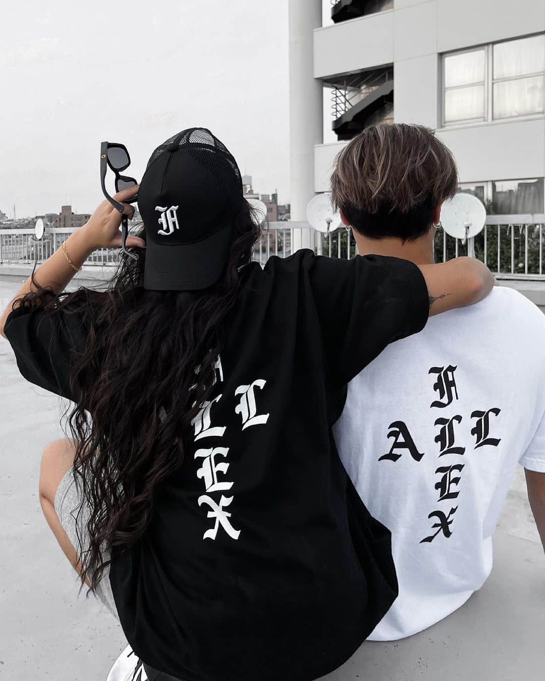 のインスタグラム：「. . 背中のクロス可愛いっ🥹✝️🖤 . . . . #コーデ#ファッション#カジュアルコーデ#海外ガール#海外コーデ#シンプルコーデ#古着コーデ#スニーカーコーデ#スニーカー女子#ストリートコーデ#スウェットコーデ#スパイラルパーマ#ヘアアレンジ#黒髪#スーパーロングヘア#セットアップ#海外メイク#海外ヘア#ブルーコーデ#巻き髪#メッシュキャップ#購入品#購入品紹介  #nike#sunglasses#hiarstyle#fashionblogger#fashiongram#nikeshoes#dunklow」