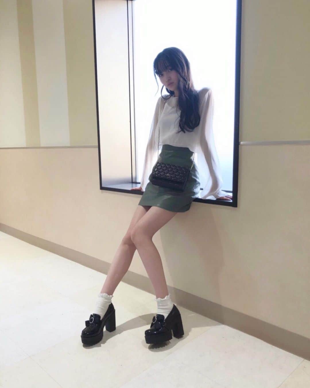 のインスタグラム：「この前の全身でーす‪⸜‪‪☺︎‬⸝‬‪‪ * * * * #コーデ#coordinate#全身コーデ  #longhair#巻き髪#黒髪ロング  #シアートップス#skirt#ミニ丈 #八木珠梨#juri#じゅり#jc3#07#学生#♥」