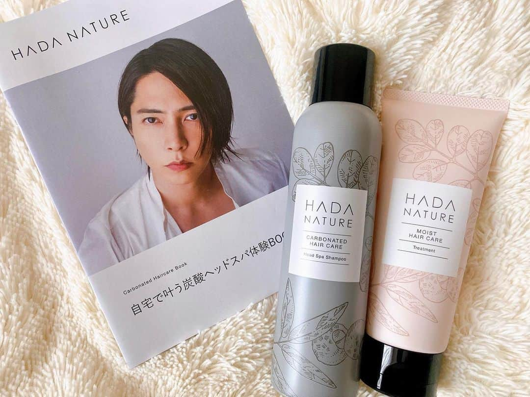 西村麻依のインスタグラム：「. @hadanature_official  炭酸ヘッドスパシャンプー トリートメント . お家で簡単に出来る #ヘッドスパセット  最近使い始めました💆🏻‍♀🧴️🫧 . 泡立ちも良くてスッキリするし、 フローラルアップルの匂いがお気に入り🍏👒 . #PR #肌ナチュール #hadanature #炭酸ヘッドスパシャンプー #炭酸ヘッドスパ #トリートメント #山下智久」