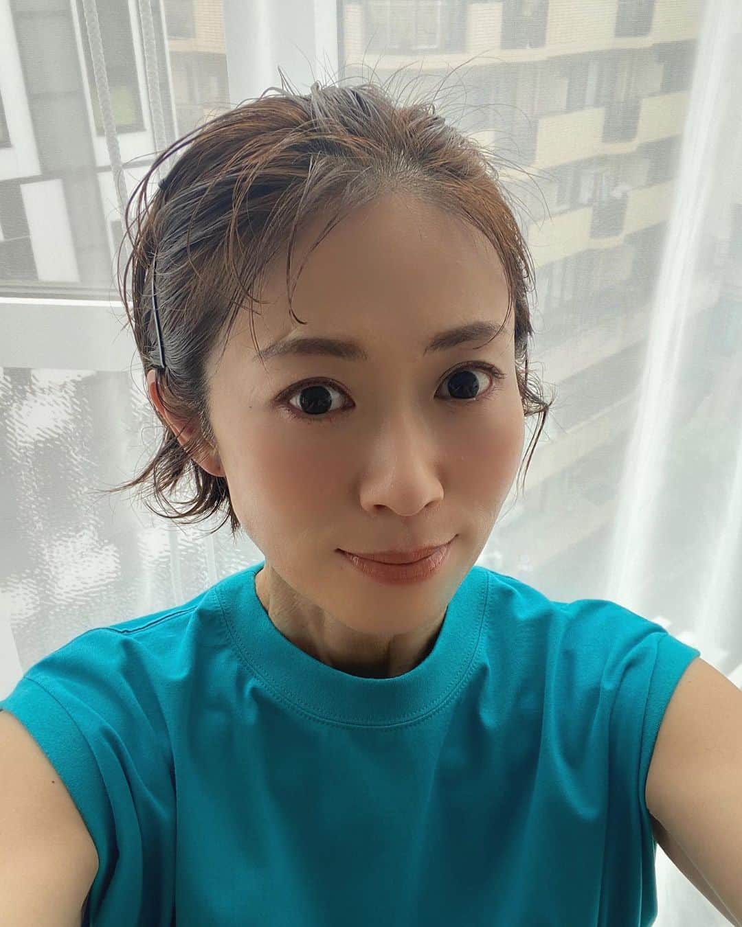 畑野ひろ子のインスタグラム：「HM @taiseikuwano さんday📷 ウェットヘアにして、長いピンを使いカチューシャ風にアレンジしたヘア。是非！自分でも真似したい😆‼️ 色んな角度で写真を撮ってみました。が、、、自分で出来るとは思えない😅まずは、長いピンを買って、練習してみよう。 @story_love40  6／1売りの7月号です😊」