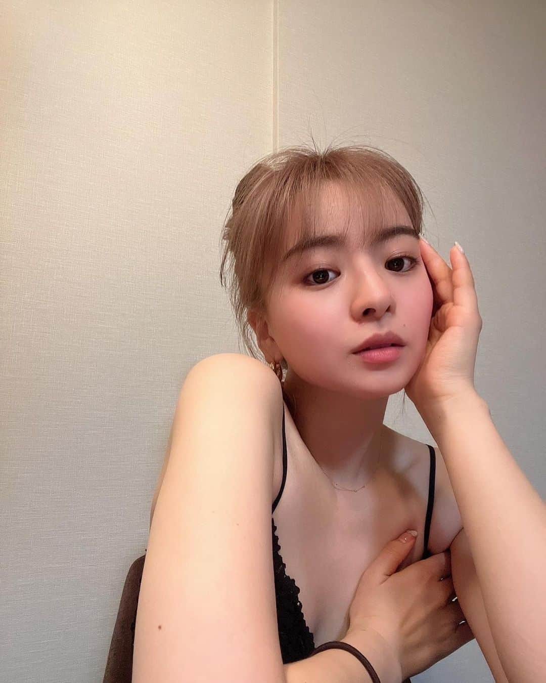 のインスタグラム：「皮向け前によく使ってた 韓国コスメT1 Cream Pack🧴  韓国のパックって全般的にすごいけど この塗るタイプは剥がれることがないので 自由に過ごせてらくちん🧚‍♂️  一回使うだけで保湿感が動くて、ツヤ感&もちもち感がたまらない。 成分の半分以上がコラーゲンで出来てたり、 塗ってある間は水分が抜けず美容成分が浸透し続ける優れもの。  私みたいな乾燥肌とかなかなかサロンに行けない人におすすめ🍀  @kocostar_skin  #パック #保湿パック #敏感肌スキンケア #韓国コスメ #t1クリーム #kocostarskin_ad」