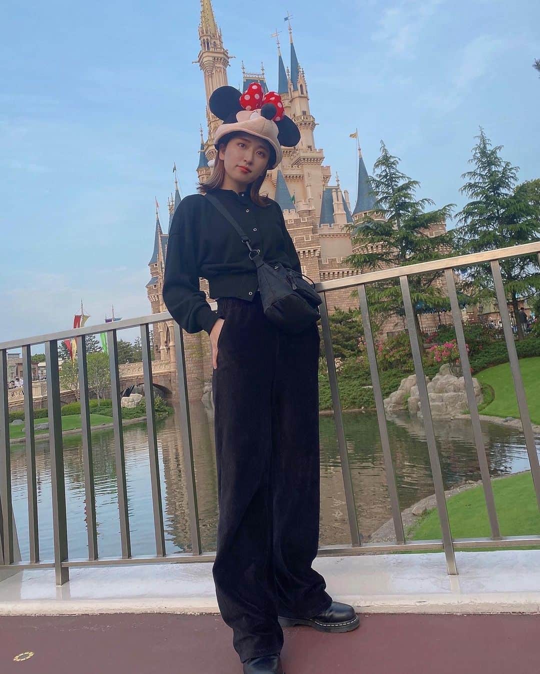 にこのインスタグラム：「ディズニー楽しかったです🫣 全身ブラックでやってやった💪🏻卍」