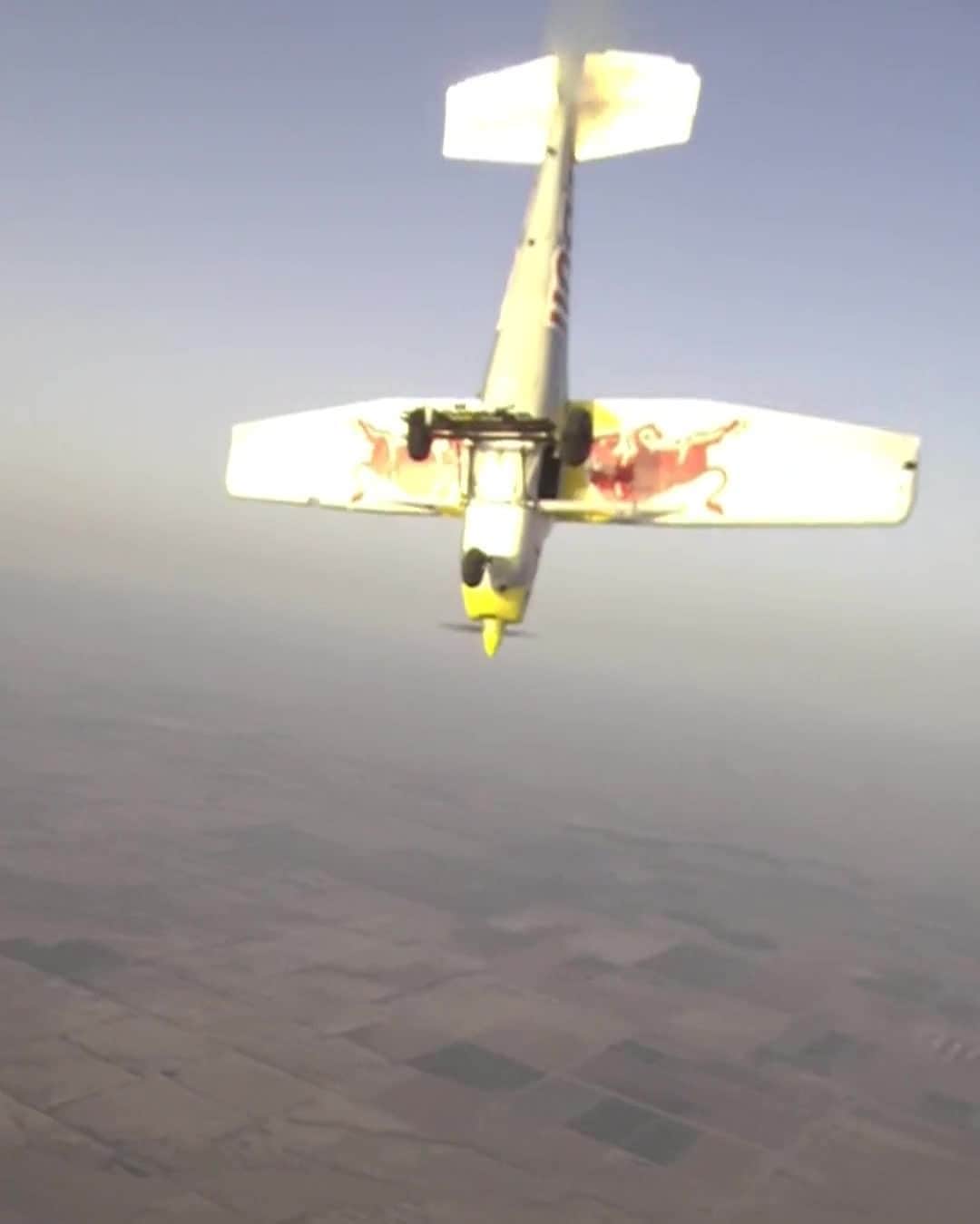 のインスタグラム：「「やってみる以外で（アイデアを）試す方法はない」- @lukeaikins   2機の飛行機, 2人のパイロットによる世界初の同時乗り換えチャレンジ。 @lukeaikins が乗り換えに成功し @andyfarrington_は無事着地。   不可能と思われる様な壮大なプロジェクトに挑戦し、怪我なく着地した2人のパイロットに👏👏👏  #レッドブル #翼をさずける #PlaneSwap #飛行機 #スカイダイブ #チャレンジ」