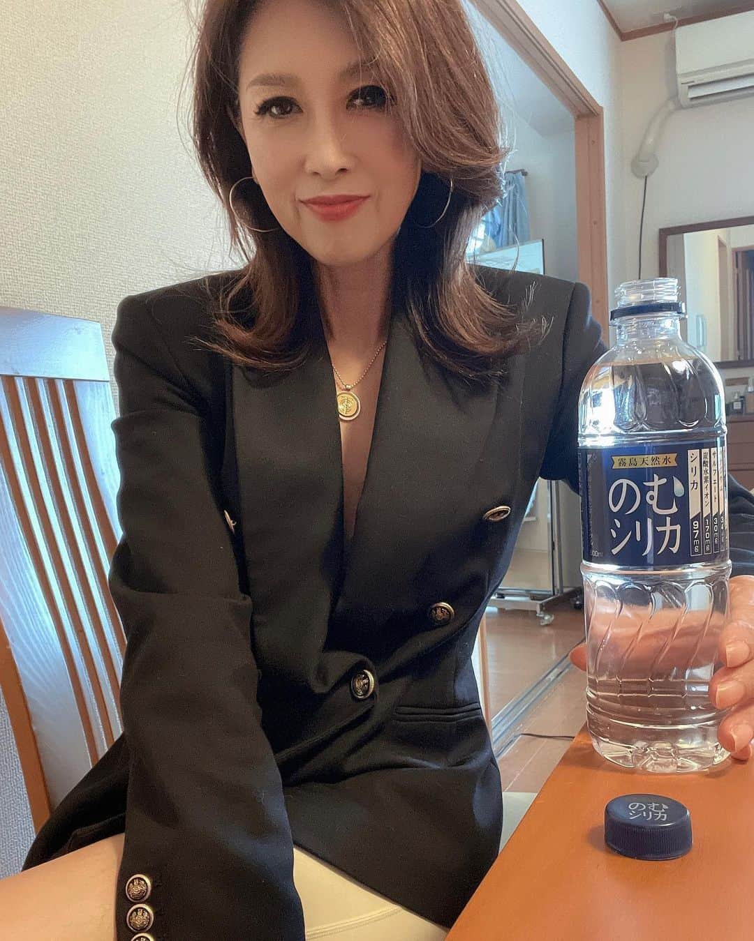 Naoko（なおこ）さんのインスタグラム写真 - (Naoko（なおこ）Instagram)「私が必ずやってるのは  毎日水をたくさん飲むこと。 代謝アップには必須です。  わたしたち世代は とくに。 代謝低下が止まらず いろんな 病気ひきだすから 気をつけたい。  のむシリカは、 中硬水なのに柔らかくて飲みやすいし 代謝がよくなり デトックス効果があるから 肌の調子が良くなるよ 私は解毒されてる気がするもん  そして飲み始めて お腹がスッキリしてきたよ  いま20%OFF 二箱で送料無料になります。  水は良い  そして飲むなら 品質にこだわりたい  『のむシリカ』 ＠nomusilica_official  持ってる人みると  お主やるな  と思う私笑笑  #シリカ#シリカ水#のむシリカ#supported#デトックス#ダイエット #美肌」4月27日 19時18分 - smile_naohibi